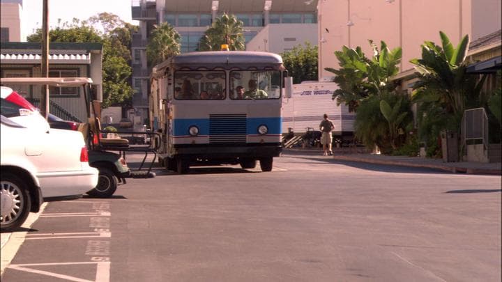 Hold! Hold! The tram. Let's get  out of here, folks! Make some room!